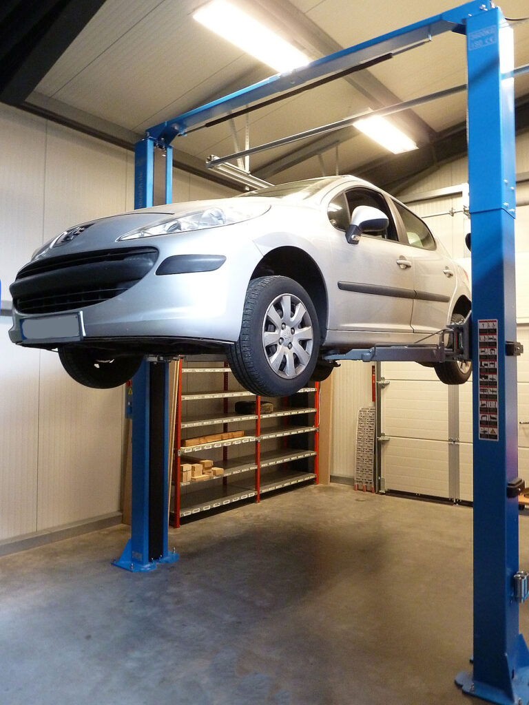 Auto angehoben von einer Hebebühne bei Autoselbsthilfe Lüneburg