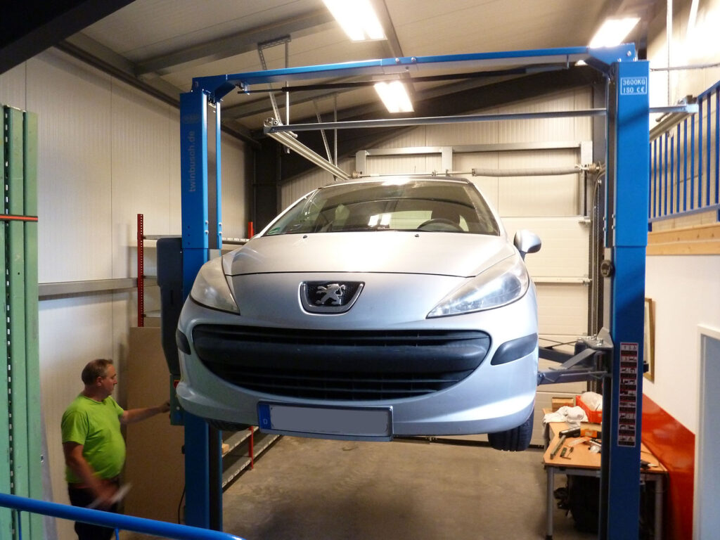 Ein Auto wird mit einer Hebebühne von Autoselbsthilfe Lüneburg angehoben