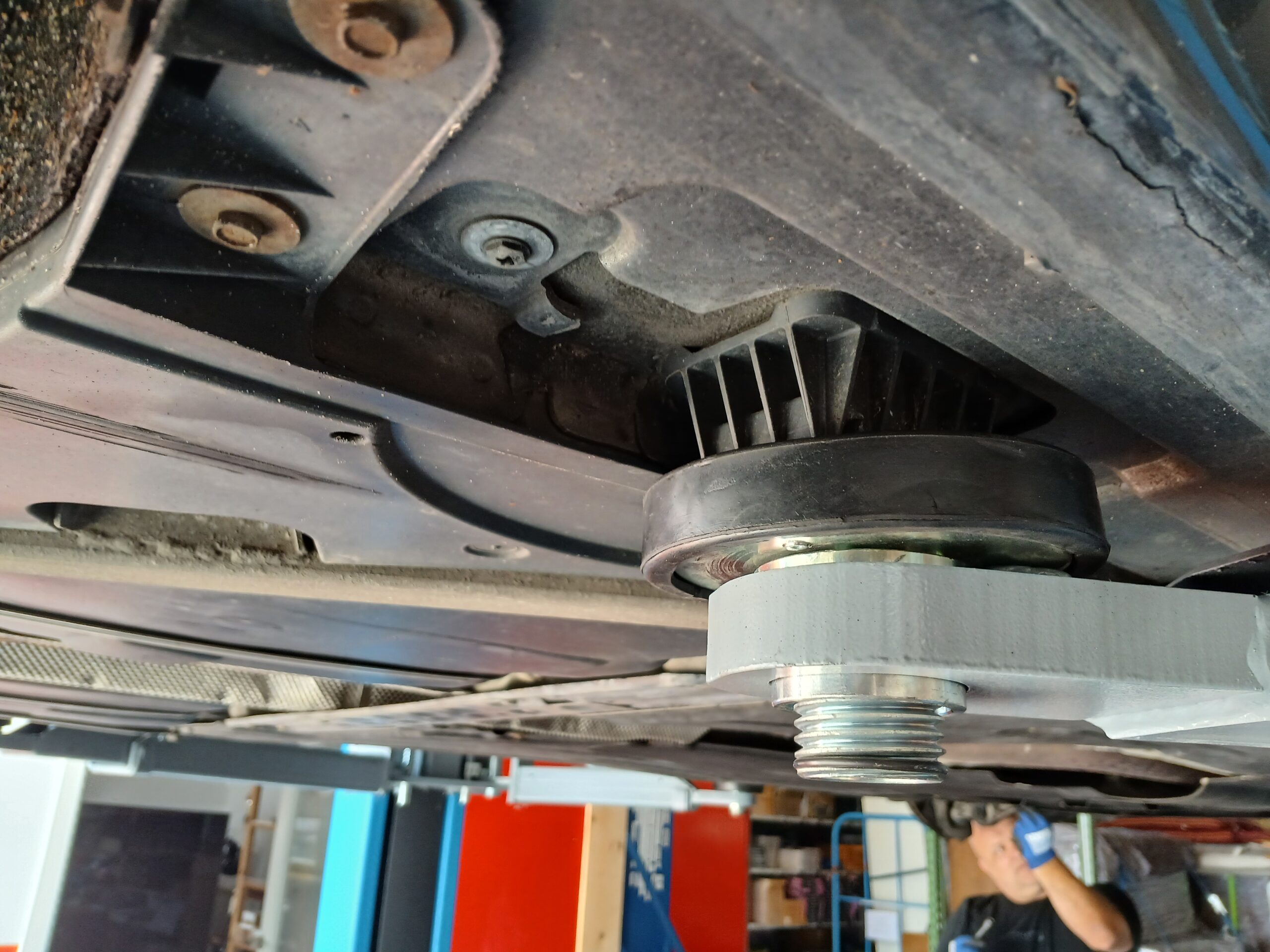 Unterboden eines Fahrzeugs auf der Hebebühne von Autoselbsthilfe Lüneburg