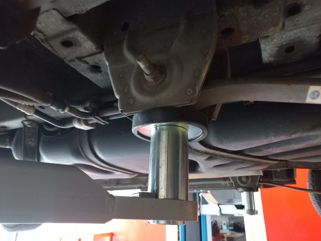 Unterboden eines Fahrzeugs auf der Hebebühne von Halteverbot Lüneburg