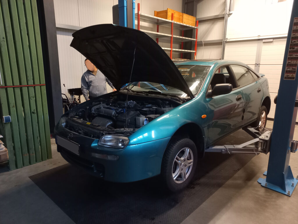 Auto auf einer Hebebühne, bei dem die Bremsbeläge gewechselt werden sollen