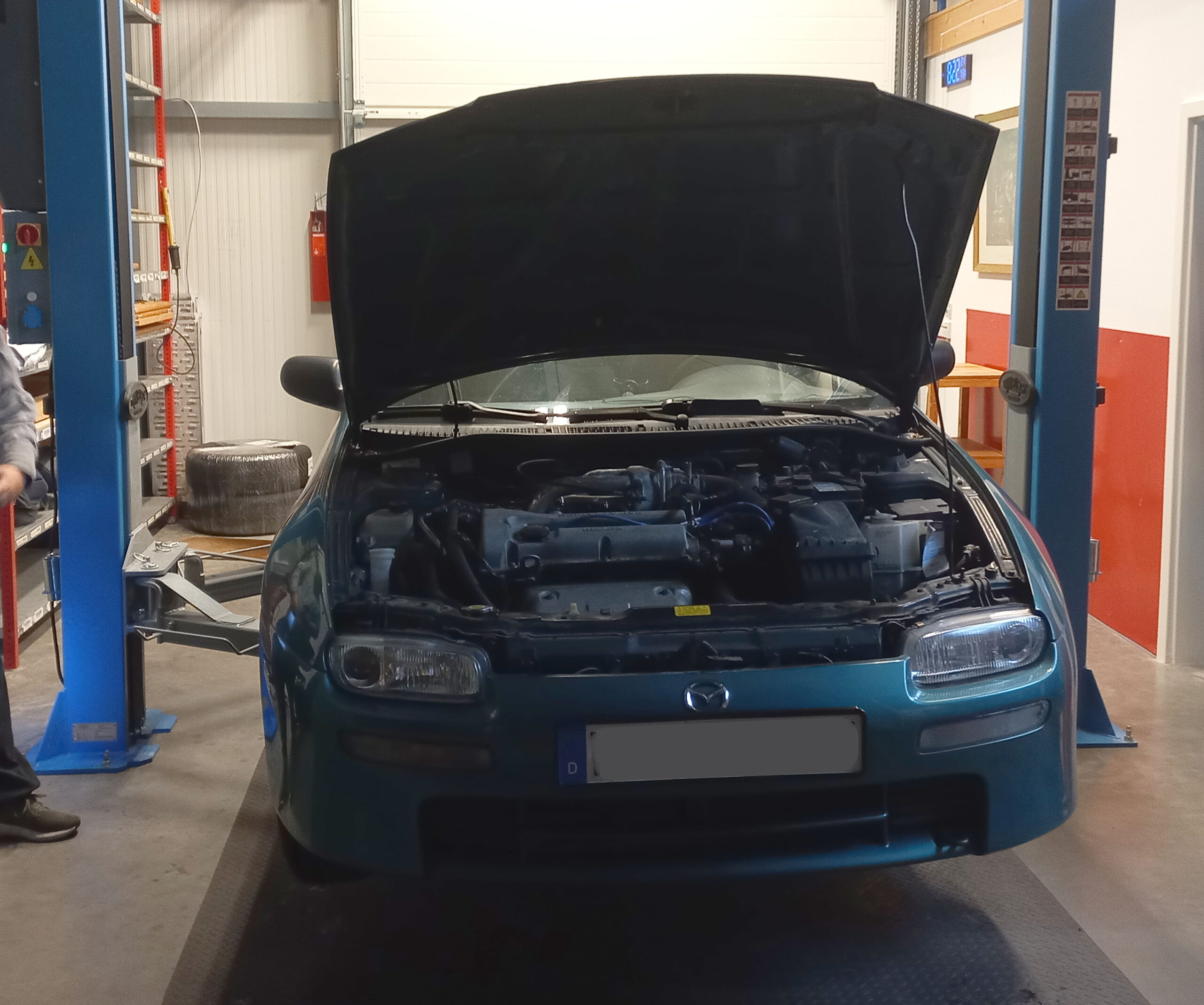 Fahrzeug auf einer Hebebühne zur Wartung