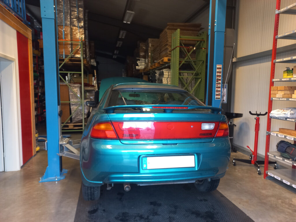 Ein Auto fährt in eine Selnshilfewerkstatt ein Ein Auto fährt in eine Selnshilfewerkstatt ein