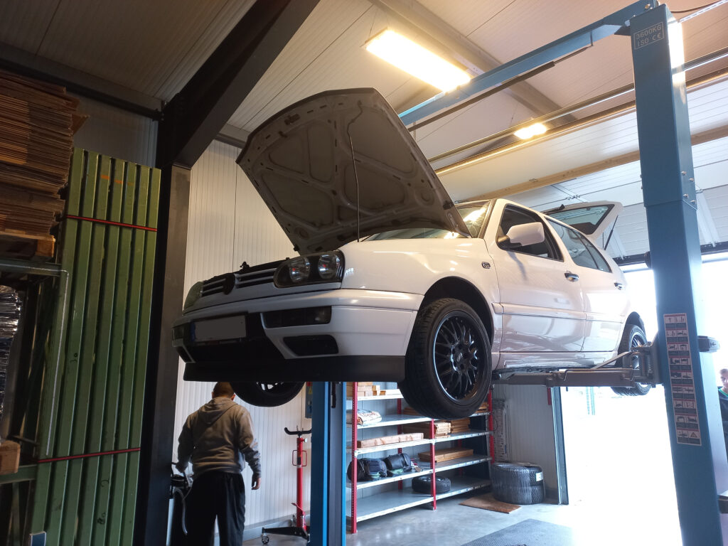 Wartungsarbeiten an einem Auto auf einer Hebebühne von Autoselbsthilfe Lüneburg