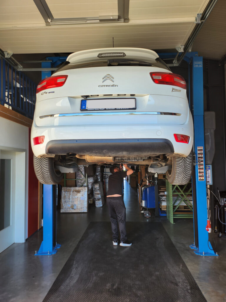 Unterbodenarbeiten an einem Auto bei Autoselbsthilfe Lüneburg