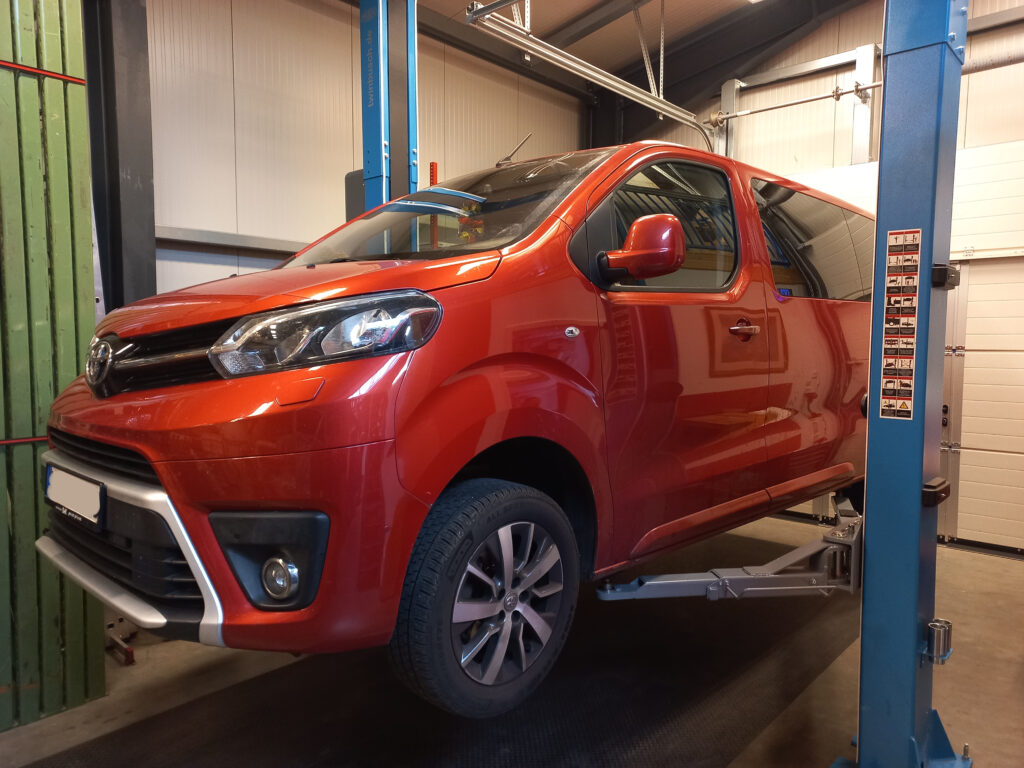 großes Fahrzeug auf der Hebebühne von Autoselbsthilfe Lüneburg