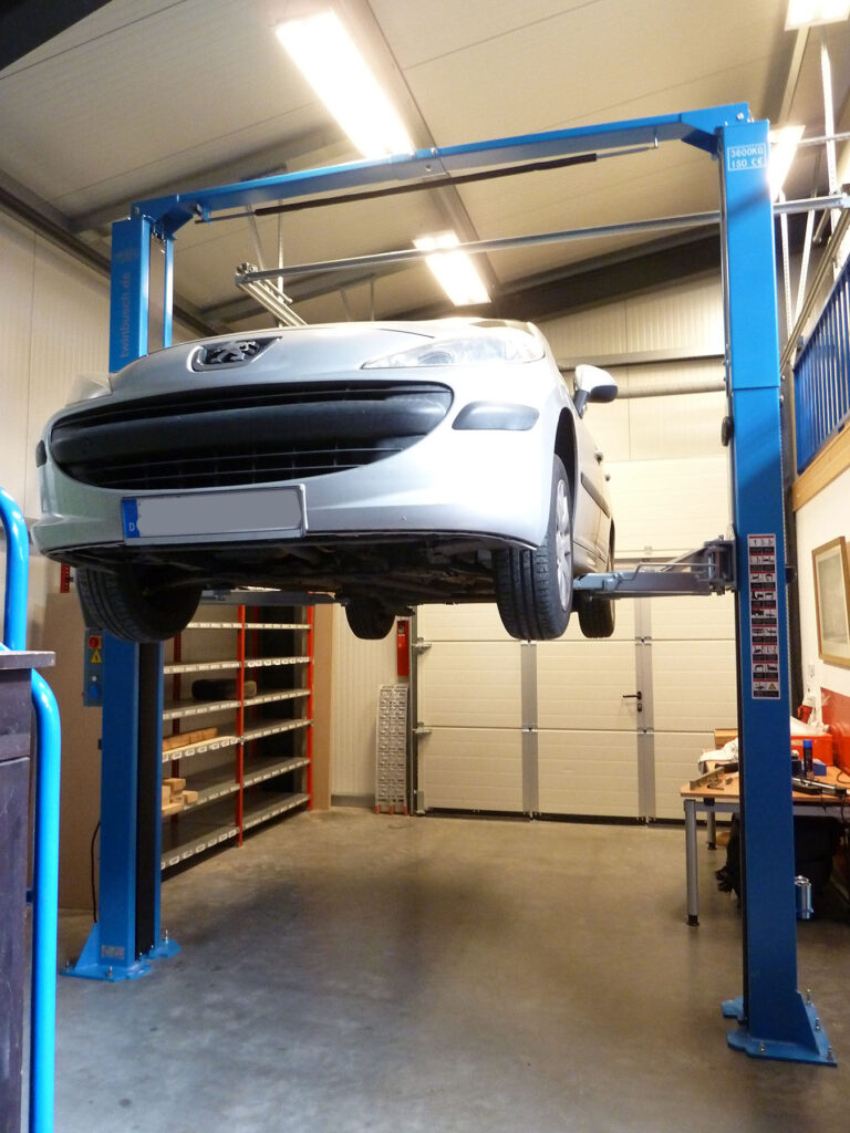Fahrzeug auf einer Hebebühne in richtiger Arbeitshöhe für einen Unterbodenschutz