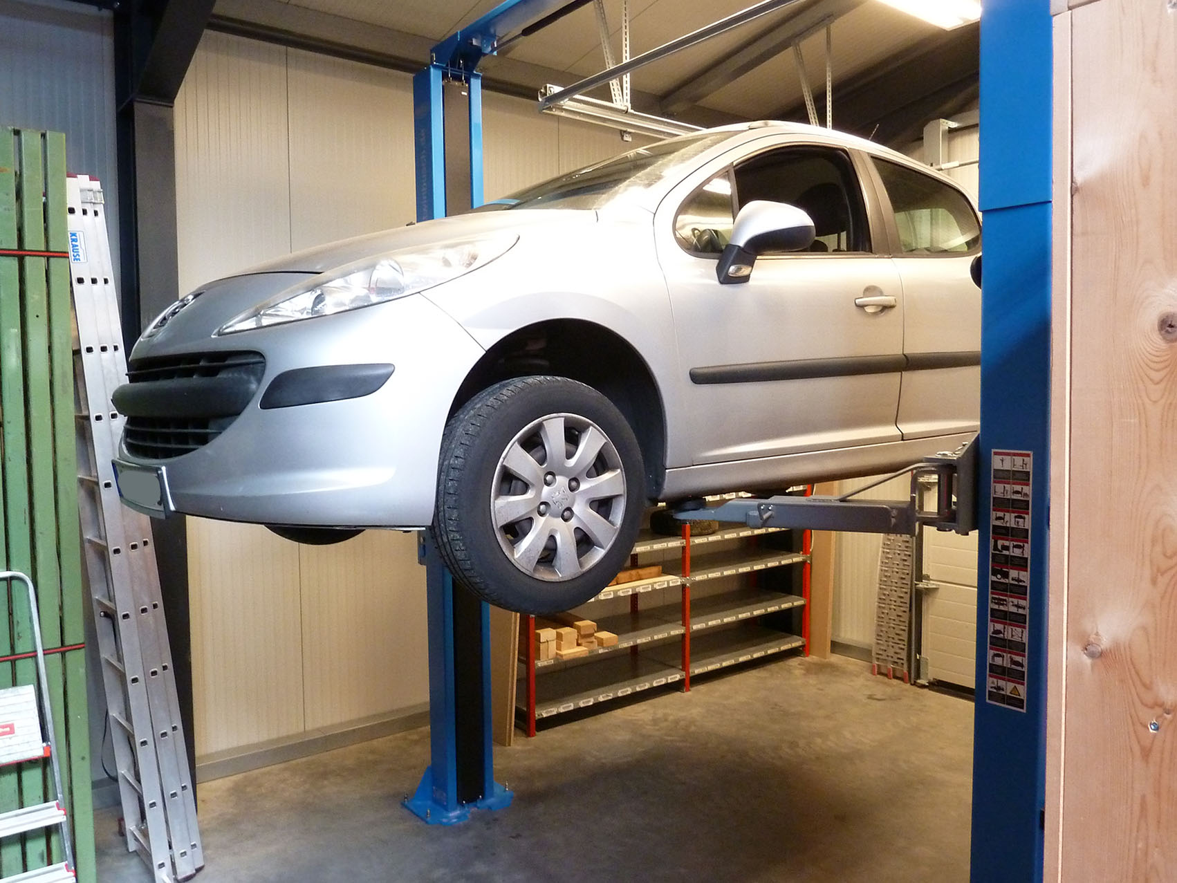 Ein Auto auf einer Hebebühne von Autoselbsthilfe Lüneburg