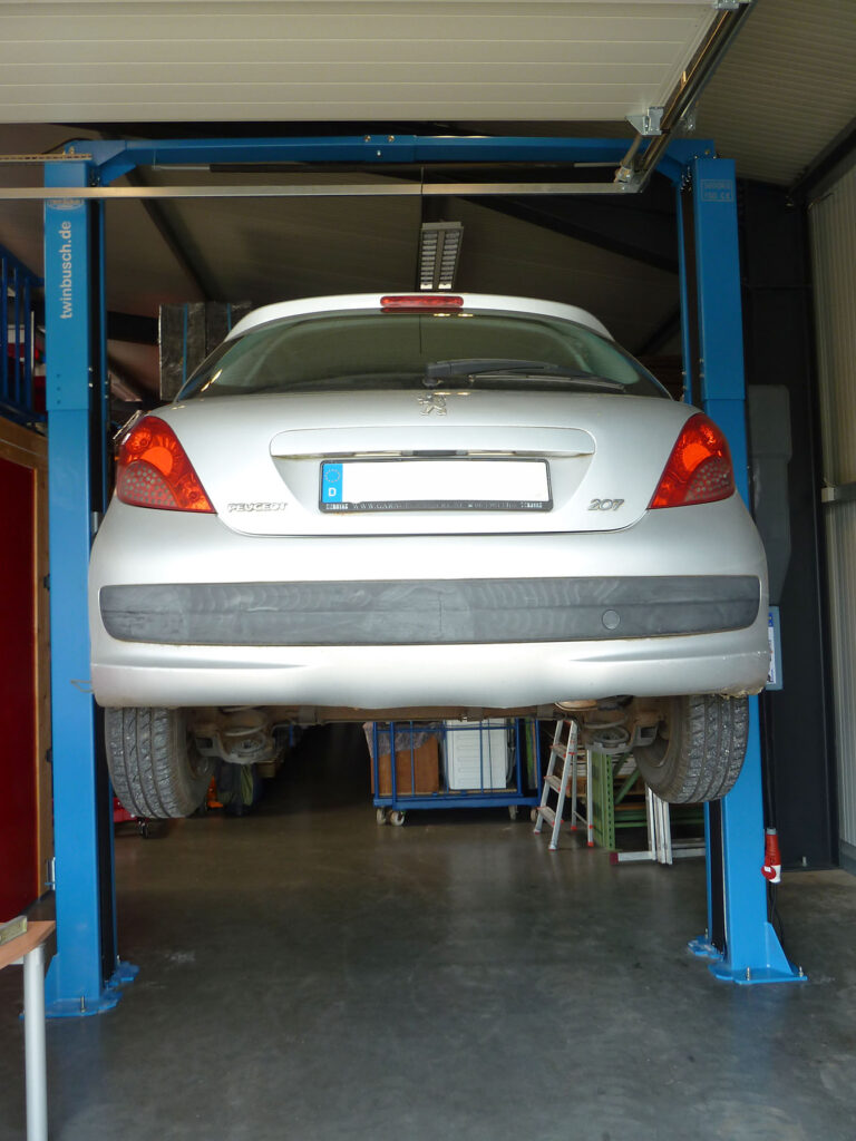 Auto auf einer Hebebühne für eine Inspektion bei Autoselbsthilfe Lüneburg Auto auf einer Hebebühne für eine Inspektion bei Autoselbsthilfe Lüneburg