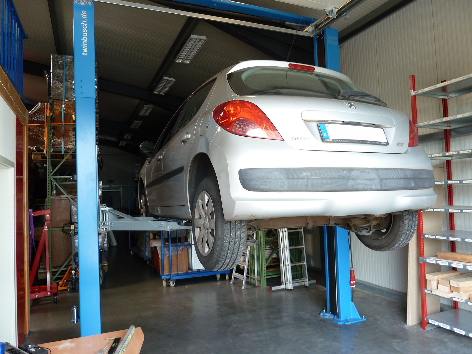 Fahrzeug auf einer Hebebühne bei Autoselbsthilfe Lüneburg vor einer Inspektion