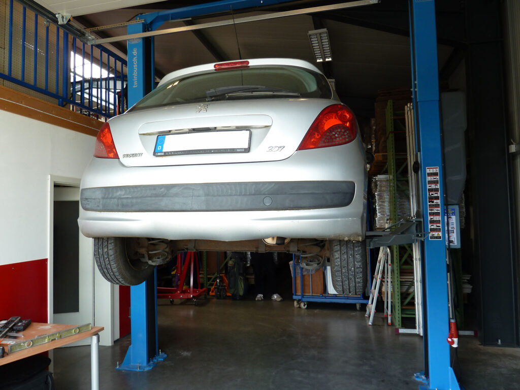 Ein Fahrzeug bei dem ein neuer Unterbodeschutz aufgetragen werden soll