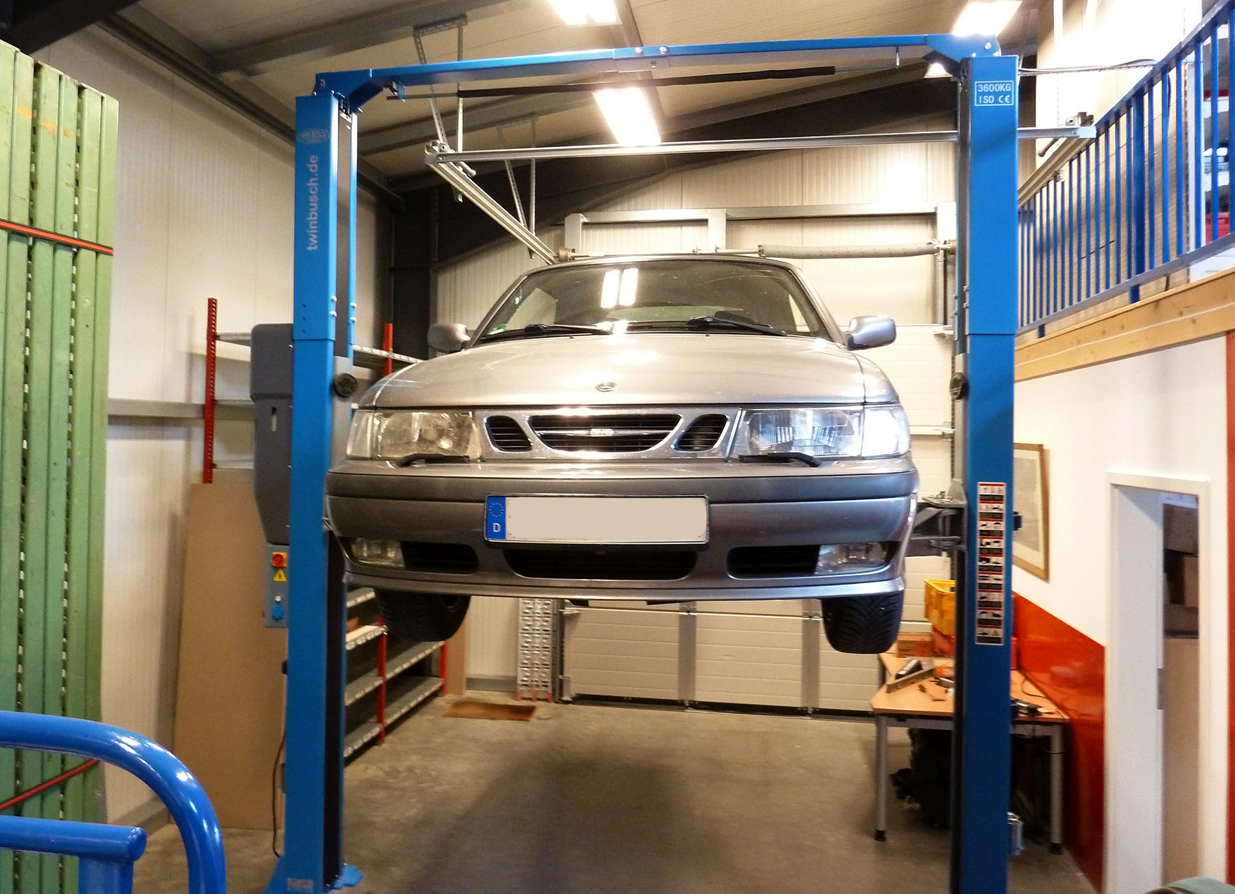 Fahrzeug auf einer Hebebühne im Innenbereich von Autoselbsthilfe Lüneburg