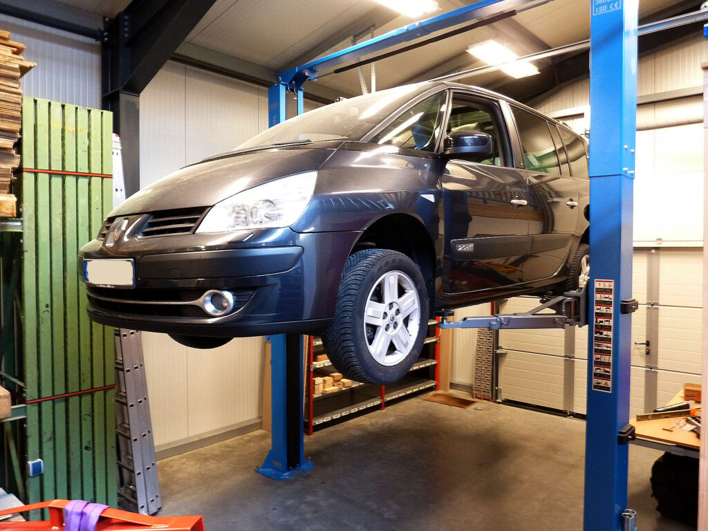 Fahrzeug auf einer Hebebühne in Arbeitshöhe bei Autoselbsthilfe Lüneburg