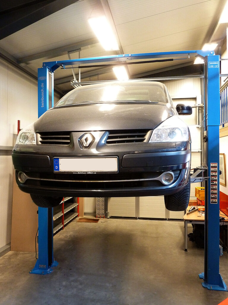 Auto auf einer Hebebühne um Geräuschquellen zu identifizieren