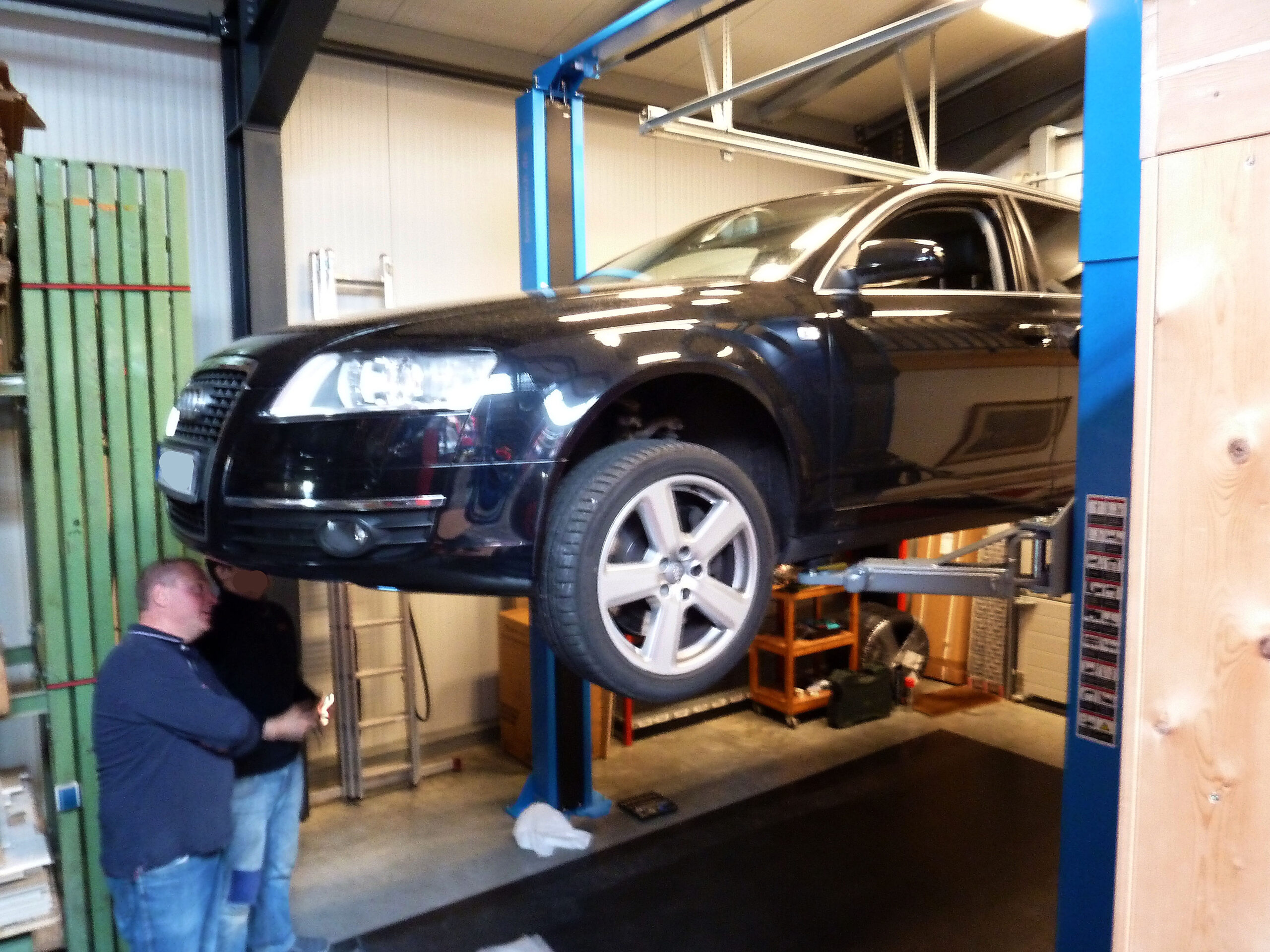 Kontrolle des Unterbodens auf der Hebebühne von Autoselbsthilfe Lüneburg