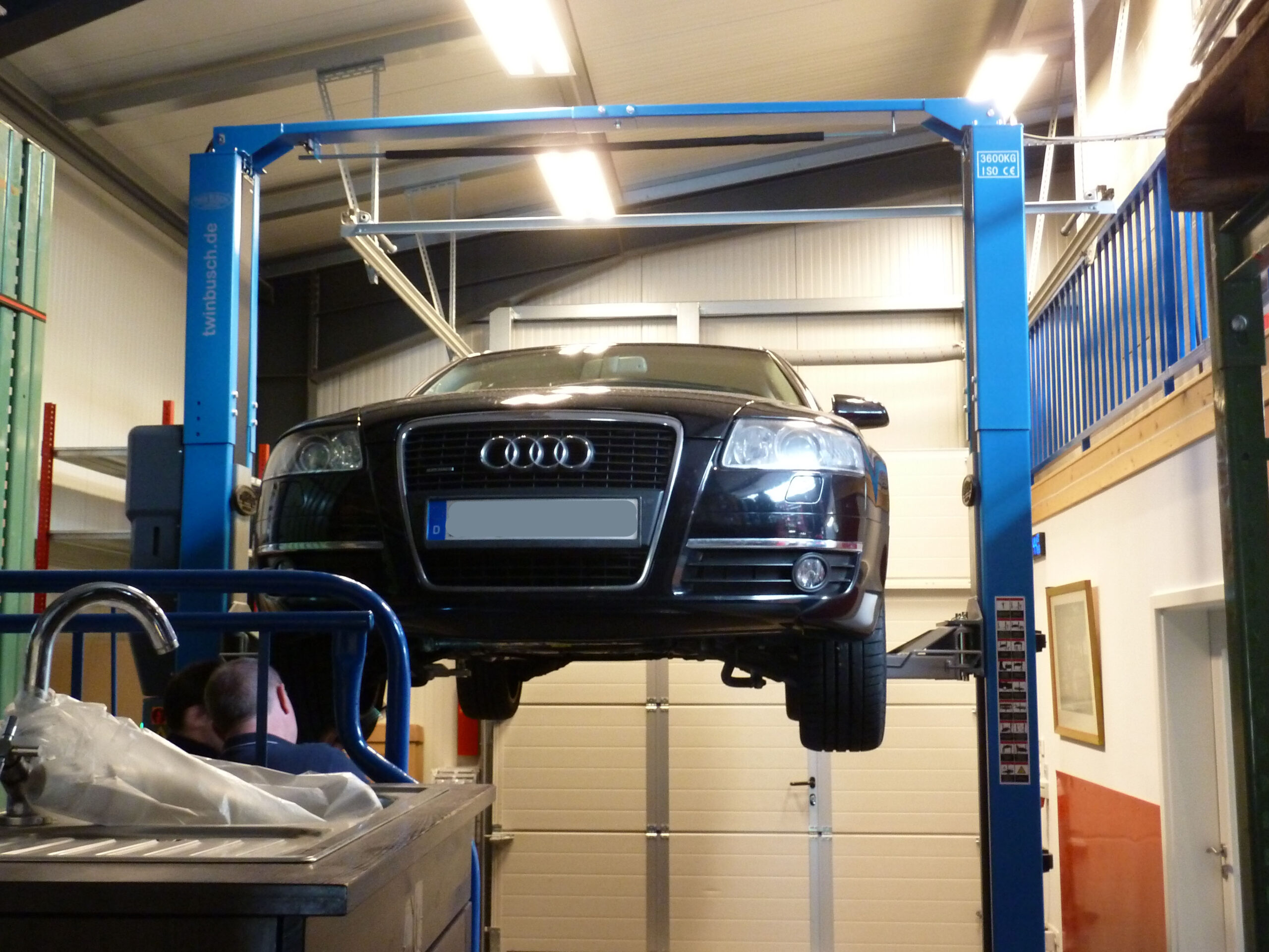 angehobens Fahrzeug auf einer Hebebühne