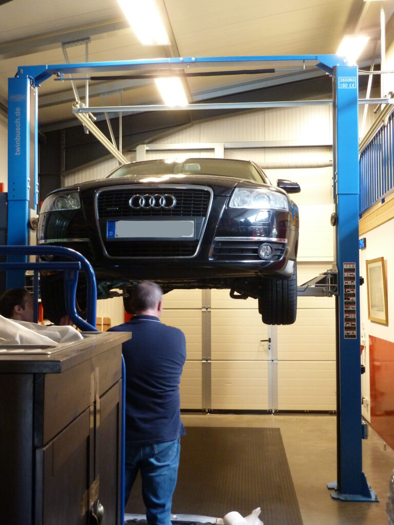 Unterbodenkontrolle eines PKW auf der Hebebühne von Autoselbsthilfe Lüneburg Unterbodenkontrolle eines PKW auf der Hebebühne von Autoselbsthilfe Lüneburg