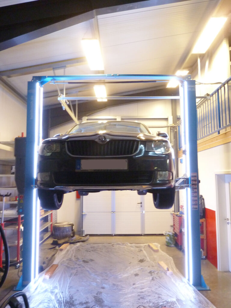 Ein Fahrzeug angehoben auf der Hebebühne von Autoselbsthilfe Lüneburg Ein Fahrzeug angehoben auf der Hebebühne von Autoselbsthilfe Lüneburg