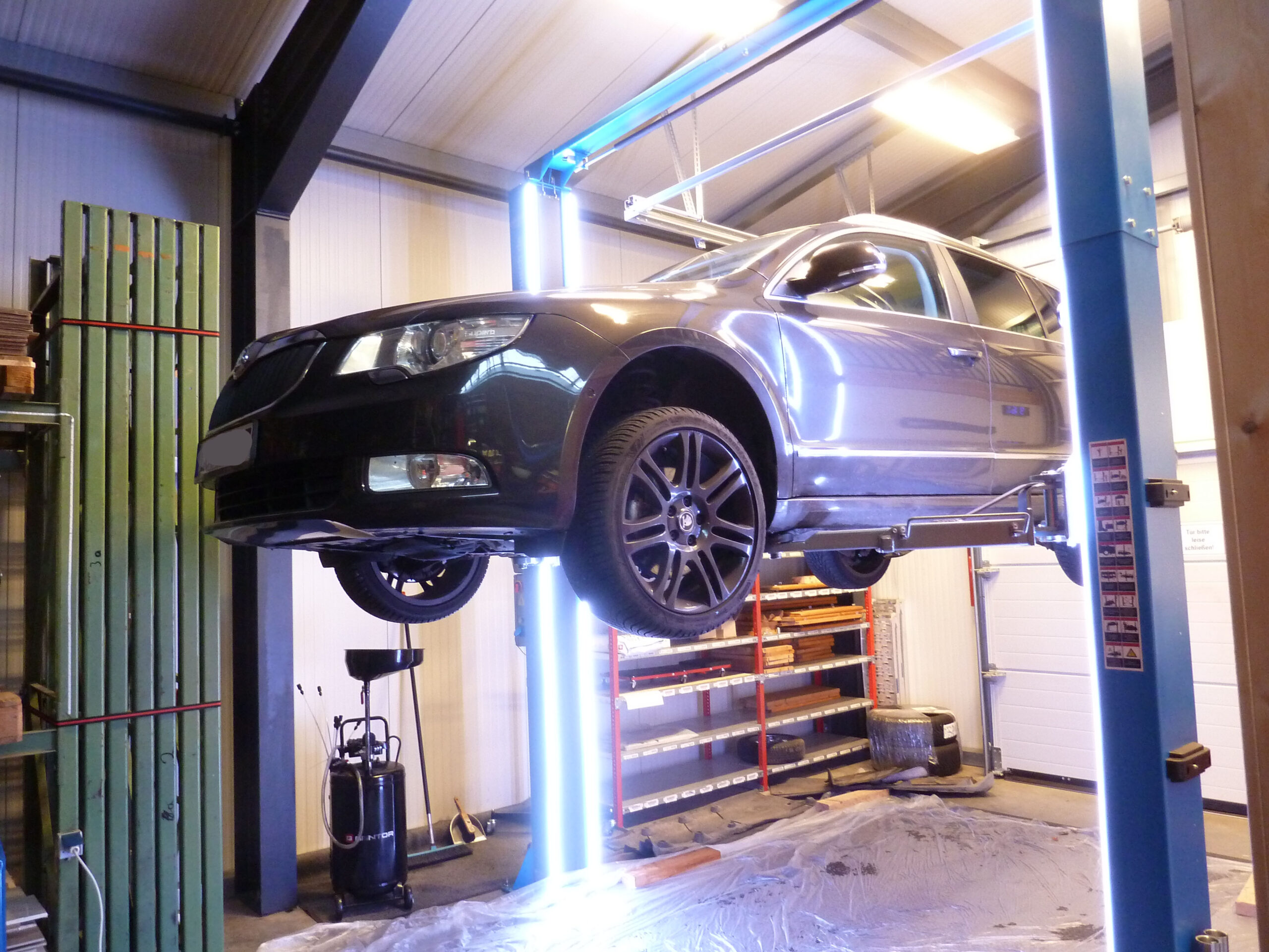 Fahrzeug vor einer Unterbodenentrostung bei Autoselbsthilfe Lüneburg