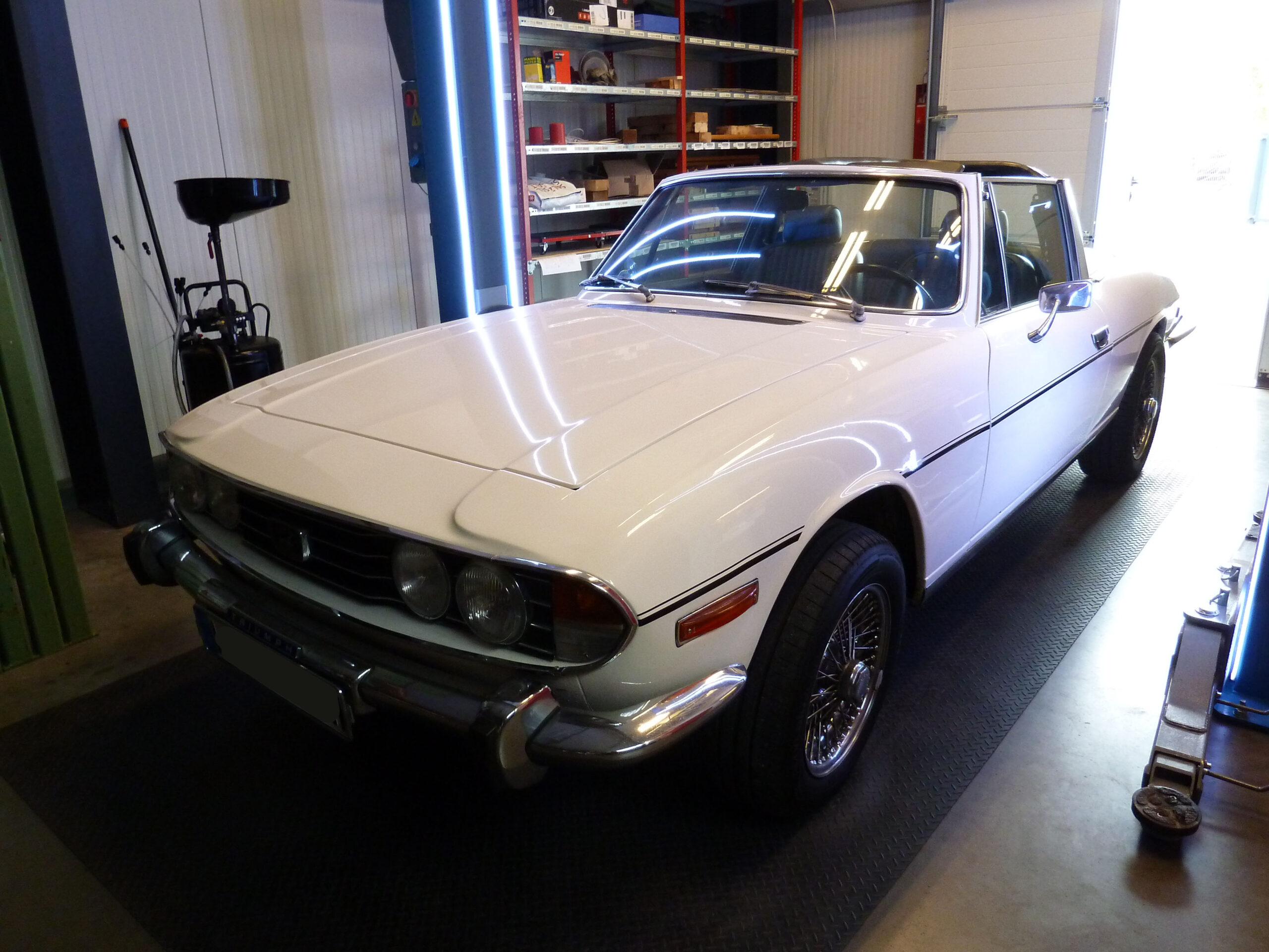 Oldtimer fährt auf eine Hebebühne von Autoselbsthilfe Lüneburg