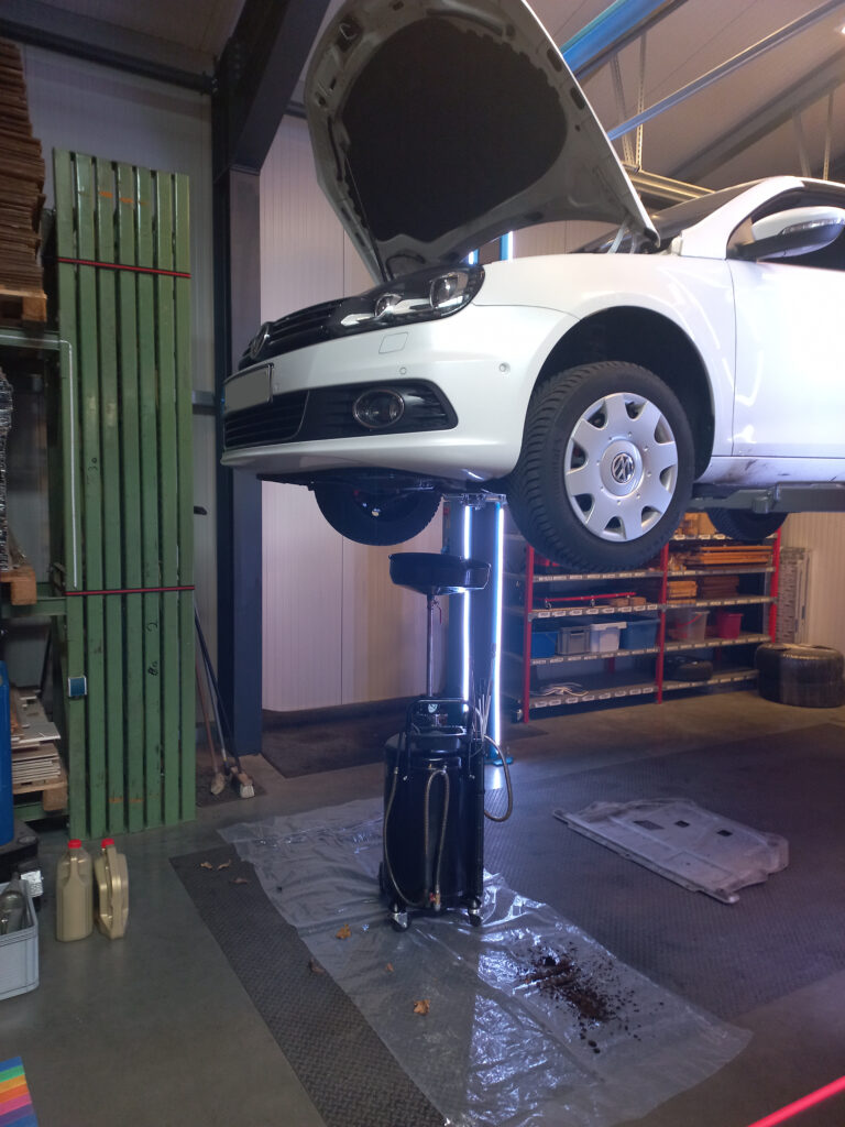 Fahrzeug bei einem Ölwechsel bei Autoselbsthilfe Lüneburg