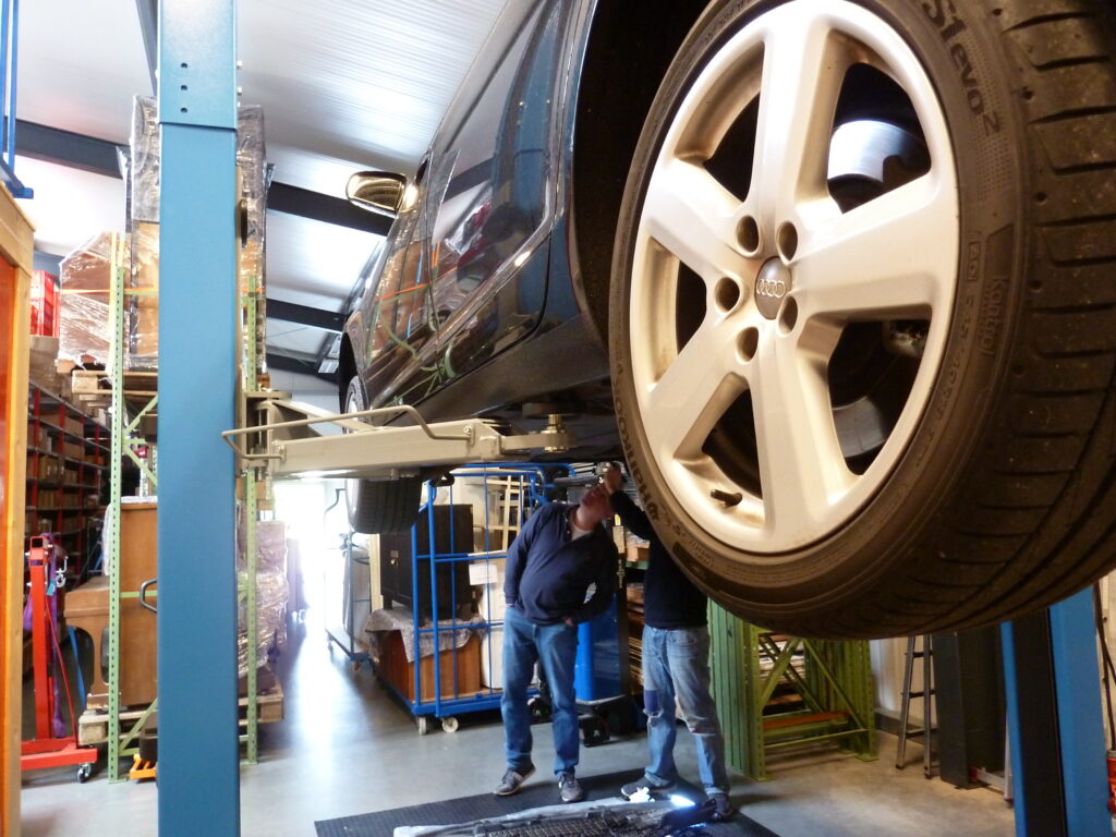 Frisch gewechselte Reifen an einem Auto auf der Hebebühne von Autoselbsthilfe Lüneburg