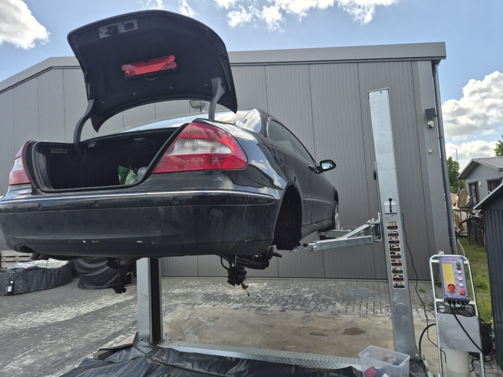 Fahrwerksarbeiten an einem Fahrzeug auf der Außenhebebühne von Autoselbsthilfe Lüneburg Fahrwerksarbeiten an einem Fahrzeug auf der Außenhebebühne von Autoselbsthilfe Lüneburg
